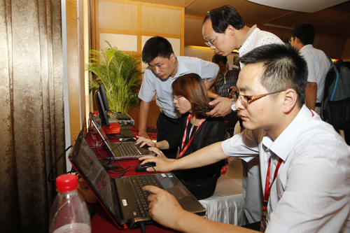 方正XINGKONG.COM,星空（中国）官方工作人员现场演示“全能印厂”整体流程.jpg