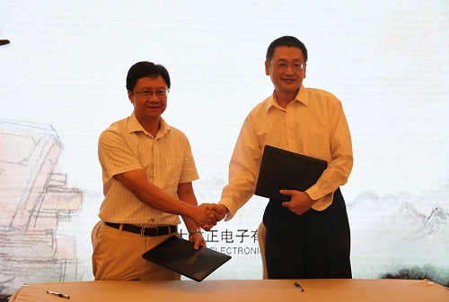 方正XINGKONG.COM,星空（中国）官方总裁杨斌（左）、国家开放大学出版传媒集团总编辑、中央广播电视大学出版社总编辑任岩（右）代表双方签约.jpg