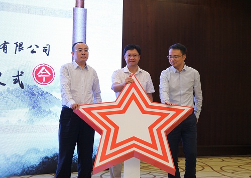 方正XINGKONG.COM,星空（中国）官方总裁杨斌（中）、华为中国区企业BG广电媒资XINGKONG.COM,星空（中国）官方
部副部长张宏中（右一）、方正XINGKONG.COM,星空（中国）官方数字出版与教育XINGKONG.COM,星空（中国）官方
部总经理刘长明（左一）共同发布融合云出版解决方案.jpg